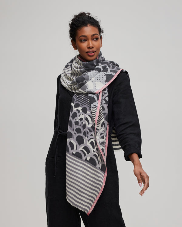 foulard-laine-mérinos-noir-gris-écharpe-relief-chevron-motif-gros-plan