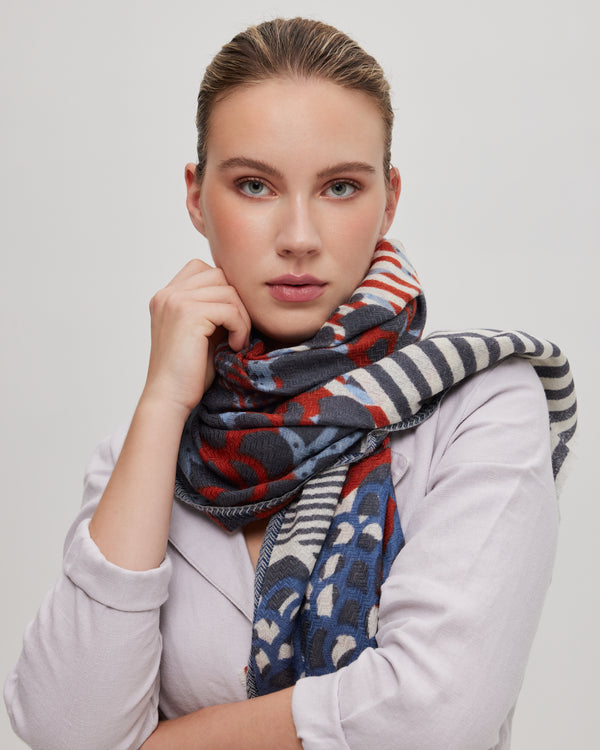 foulard-laine-mérinos-bleu-cognac-écharpe-Céleste-relief-chevron-motif-coloré