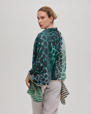 Foulard-vert-bleu-laine-mérinos-fait-main-relief-subtil-motif-chevron-porté-avec-style