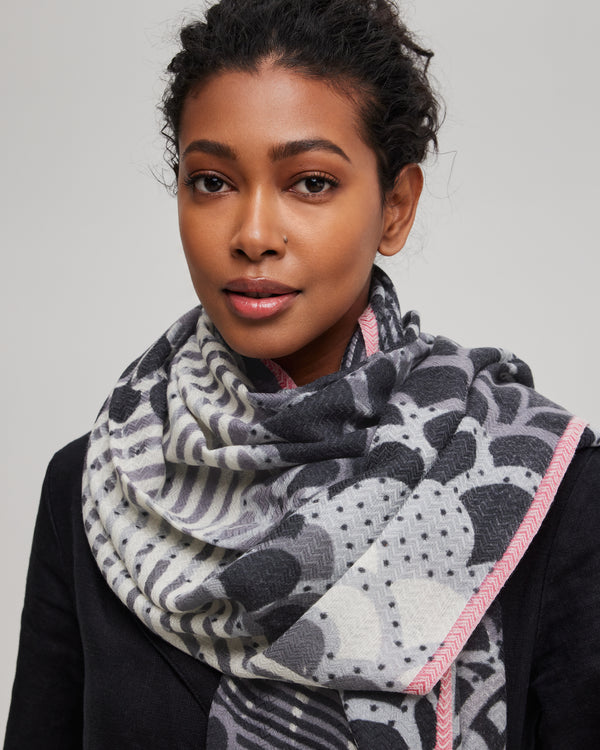 foulard-laine-mérinos-noir-gris-écharpe-relief-chevron-motif-gros-plan