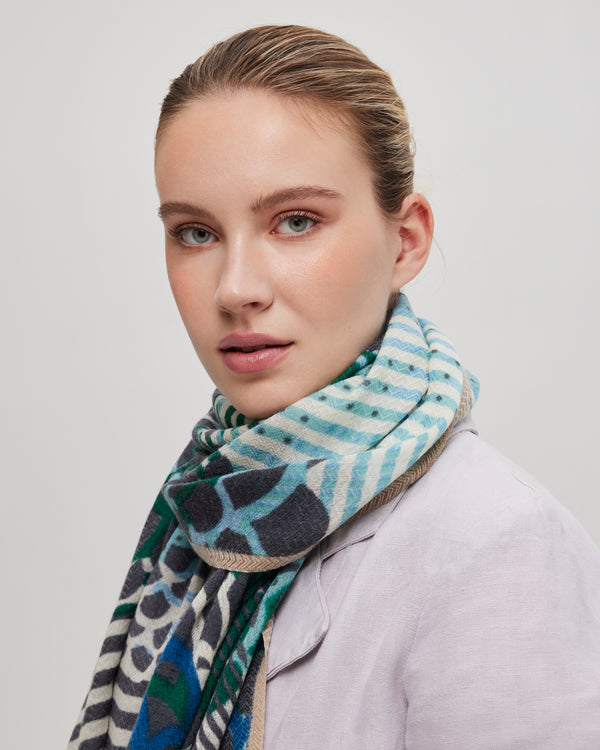 foulard-laine-mérinos-vert-bleu-écharpe-relief-chevron-motif-gros-plan