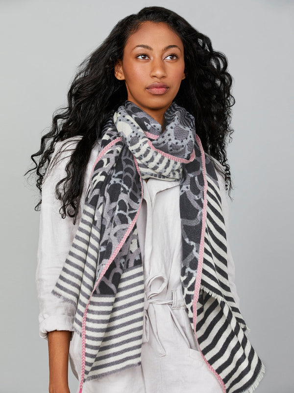 foulard-noir-gris-laine-mérinos-fait-main-relief-subtil-motif-chevron-porté-avec-style