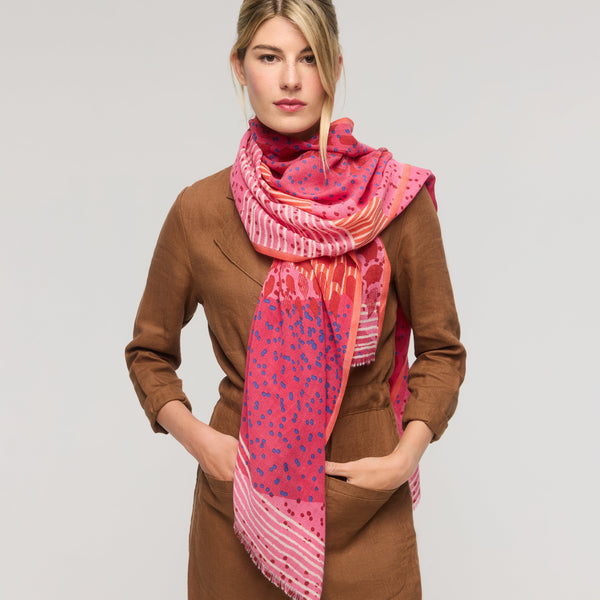 Écharpe en laine mérinos rose à motifs graphiques – Princesse & Dragon Montréal