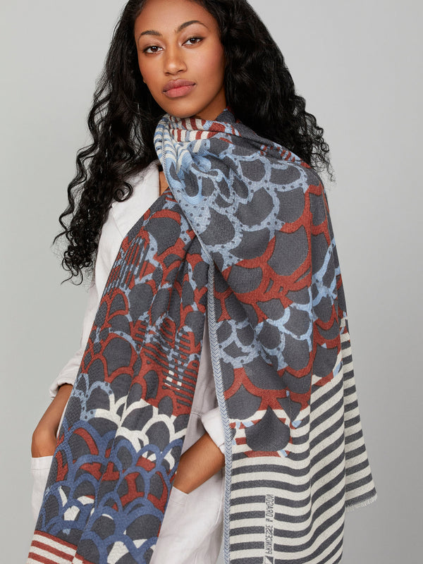foulard-bleu-cognac-mérinos-fait-main-relief-subtil-motif-chevron-porté-avec-style