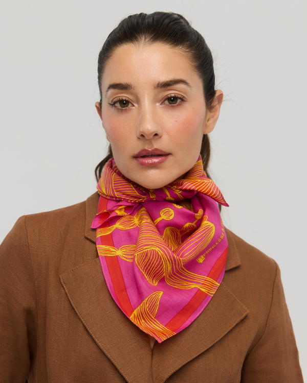 Carré foulard rose orange en coton et soie porté autour du cou, Princesse & Dragon Montréal
