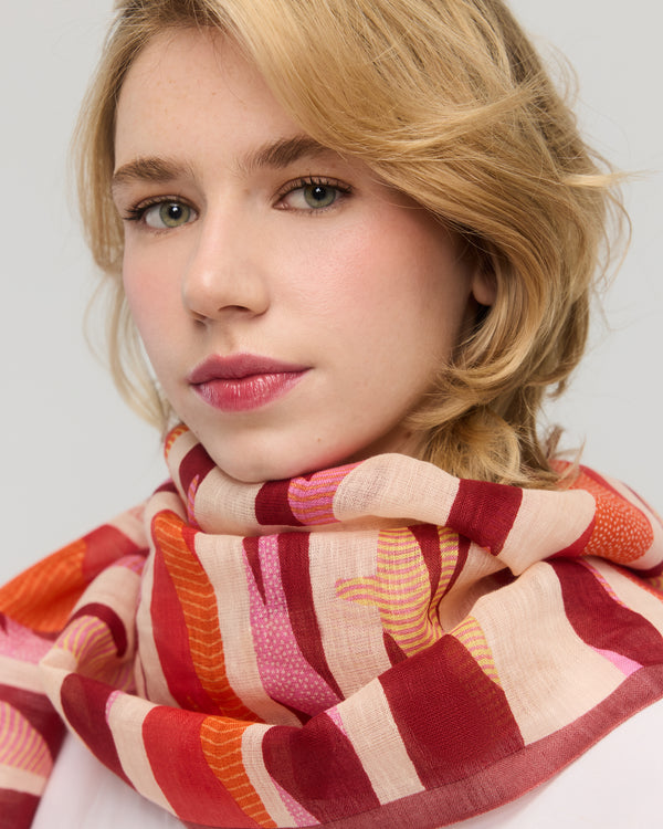 Detail of the red orange graphic pattern on linen cotton, Princesse & Dragon Montréal