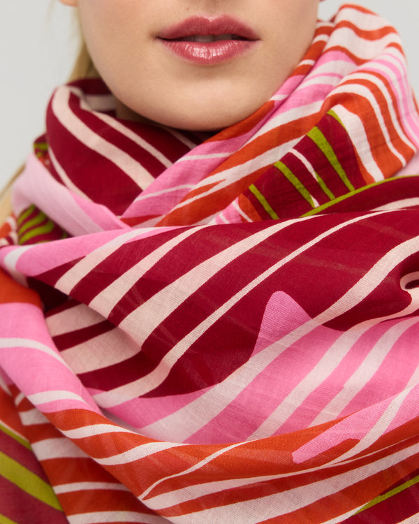 Détail du foulard à motif graphique rouge, rose et orange imprimé sur coton, Princesse & Dragon Montréal