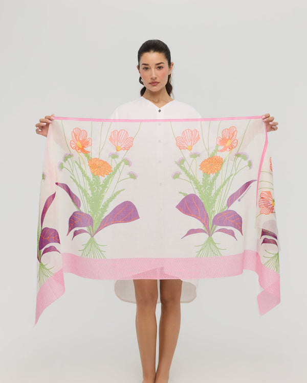 Grand foulard floral en coton soie tenu déployé, Princesse & Dragon Montréal