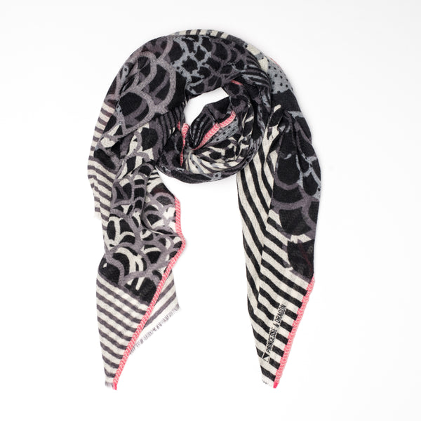 foulard-laine-mérinos-noir-gris-écharpe-Céleste-relief-chevron-motif-coloré-enroulé
