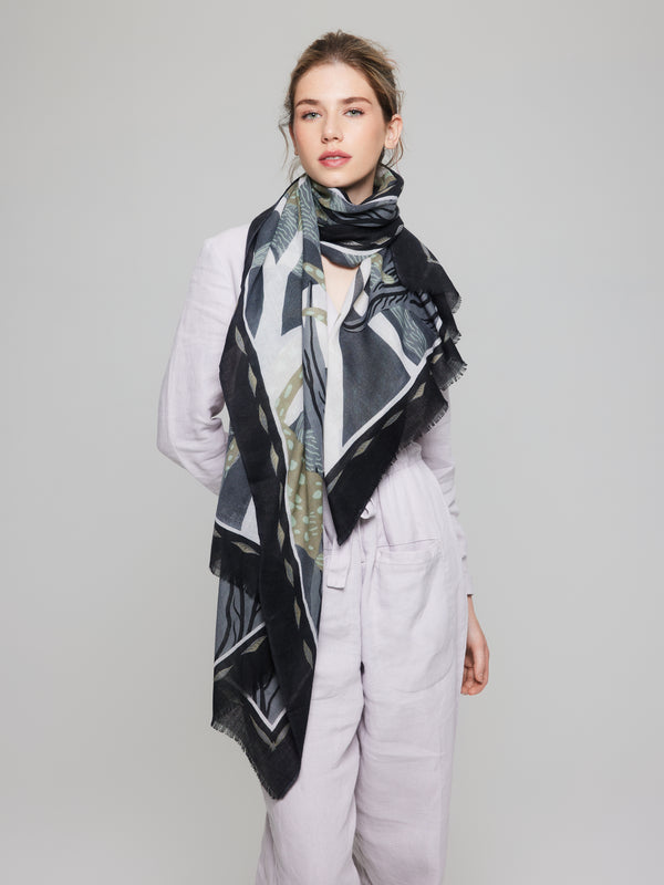 Merino wool scarf with stylized cat pattern, in black, gray, khaki, and a hint of green, hand-screened by Princesse & Dragon. A unique and elegant accessory.