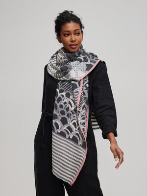 foulard-laine-mérinos-noir-gris-écharpe-relief-chevron-motif-gros-plan