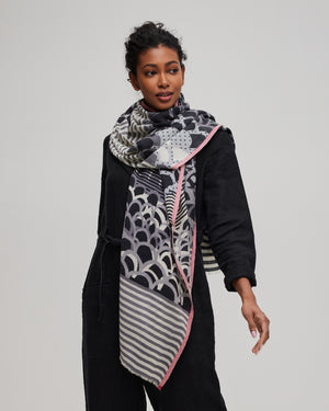 foulard-laine-mérinos-noir-gris-écharpe-relief-chevron-motif-gros-plan