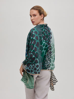 Foulard-vert-bleu-laine-mérinos-fait-main-relief-subtil-motif-chevron-porté-avec-style