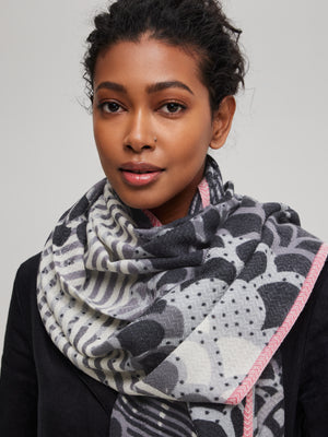 foulard-laine-mérinos-noir-gris-écharpe-relief-chevron-motif-gros-plan