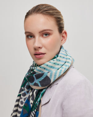 foulard-laine-mérinos-vert-bleu-écharpe-relief-chevron-motif-gros-plan
