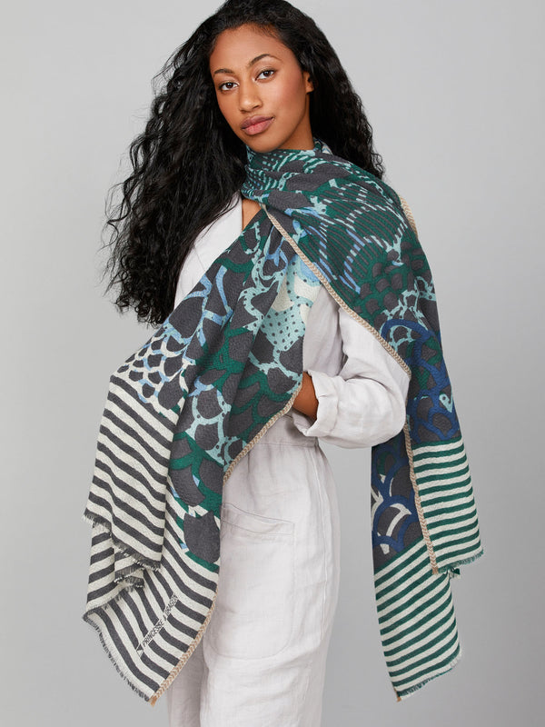 Foulard-vert-bleu-laine-mérinos-fait-main-relief-subtil-motif-chevron-porté-avec-style