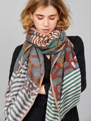 foulard-vert-olive-jaune-safran-laine-mérinos-fait-main-relief-subtil-motif-chevron-porté-avec-style