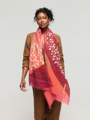  Écharpe en laine mérinos aux tons caramel, fuchsia et bordeaux avec motifs graphiques – Princesse & Dragon Montréal