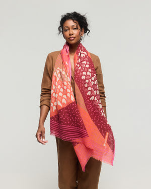  Écharpe en laine mérinos aux tons caramel, fuchsia et bordeaux avec motifs graphiques – Princesse & Dragon Montréal