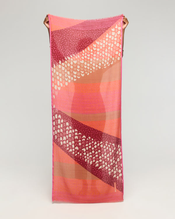  Écharpe en laine mérinos aux tons caramel, fuchsia et bordeaux avec motifs graphiques – Princesse & Dragon Montréal