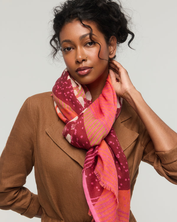  Écharpe en laine mérinos aux tons caramel, fuchsia et bordeaux avec motifs graphiques – Princesse & Dragon Montréal