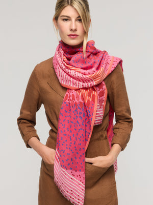 Écharpe en laine mérinos rose à motifs graphiques – Princesse & Dragon Montréal 