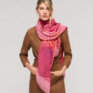Écharpe en laine mérinos rose à motifs graphiques – Princesse & Dragon Montréal 