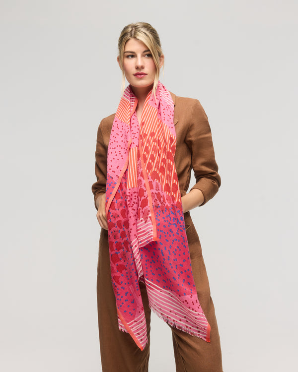 Écharpe en laine mérinos rose à motifs graphiques – Princesse & Dragon Montréal 
