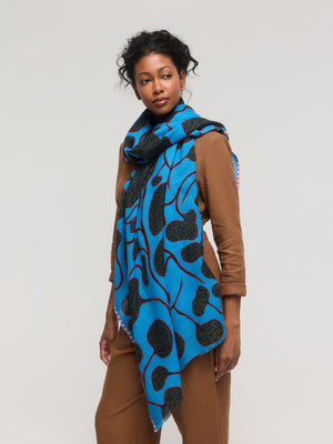 Écharpe en laine mérinos bleue à motifs floraux – Princesse & Dragon Montréal