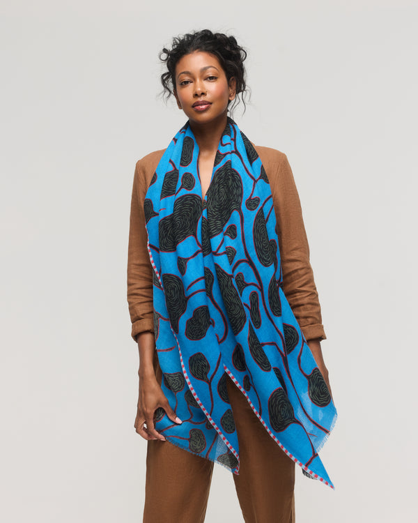 Écharpe en laine mérinos bleue à motifs floraux  –  Princesse & Dragon Montréal