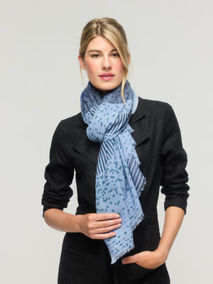 Écharpe en laine mérinos bleu marine clair à motifs graphiques – Princesse & Dragon Montréal