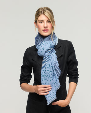 Écharpe en laine mérinos bleu marine clair à motifs graphiques – Princesse & Dragon Montréal