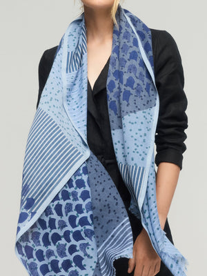 Écharpe en laine mérinos bleu marine à motifs graphiques – Princesse & Dragon Montréal