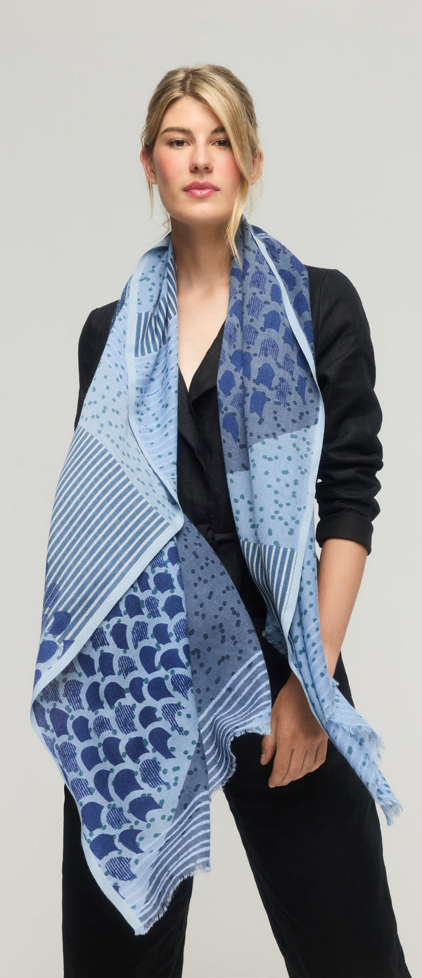 Écharpe en laine mérinos bleu marine à motifs graphiques – Princesse & Dragon Montréal