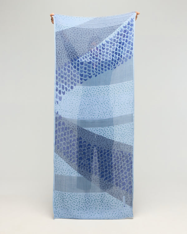 Écharpe en laine mérinos bleu marine à motifs graphiques – Princesse & Dragon Montréal