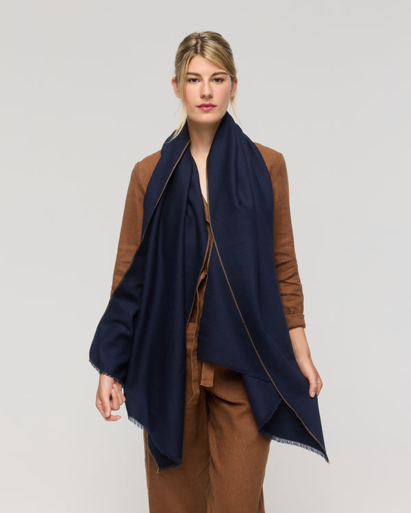  Écharpe en laine mérinos bleu marine unie – Princesse & Dragon Montréal
