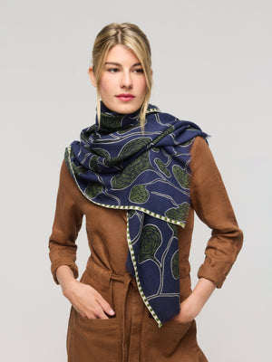 Écharpe en laine mérinos bleue à motifs graphiques – Princesse & Dragon Montréal