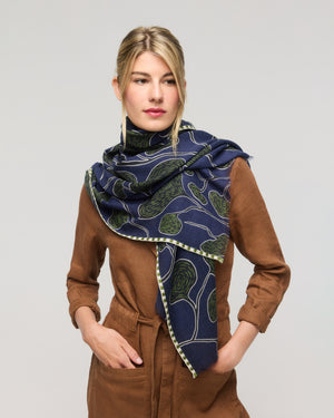 Écharpe en laine mérinos bleue à motifs graphiques – Princesse & Dragon Montréal