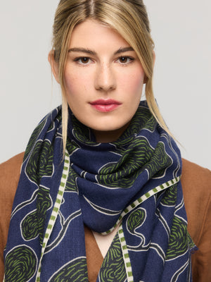 Écharpe en laine mérinos bleue à motifs graphiques – Princesse & Dragon Montréal