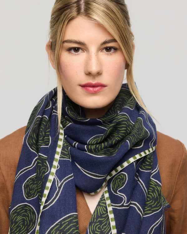 Écharpe en laine mérinos bleue à motifs graphiques – Princesse & Dragon Montréal