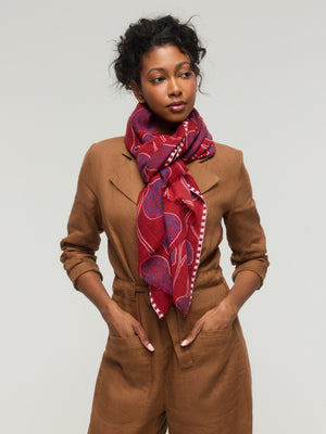 Écharpe en laine mérinos bordeaux et violet à motifs floraux – Princesse & Dragon Montréal