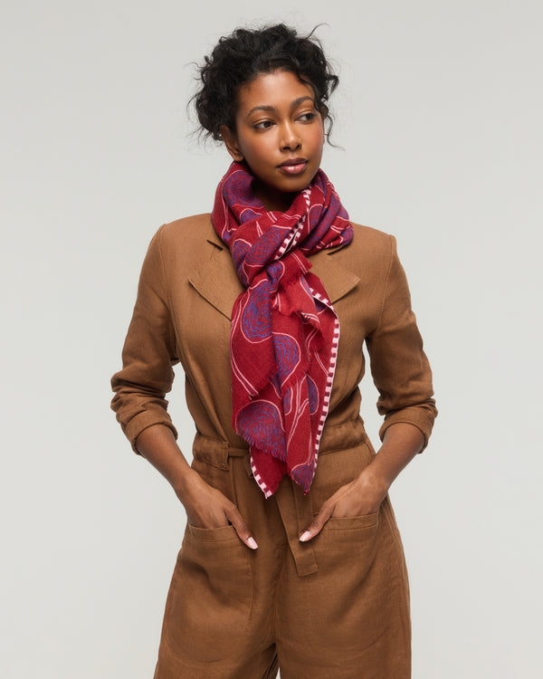 Écharpe en laine mérinos bordeaux et violet à motifs floraux – Princesse & Dragon Montréal