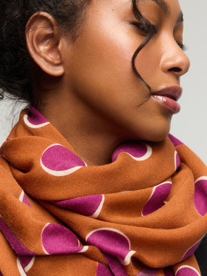 Écharpe en laine mérinos Halo caramel et violet à pois – Princesse et Dragon Montréal