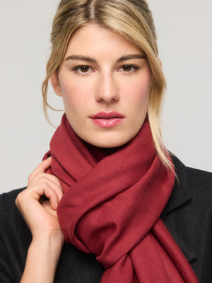 Écharpe en laine mérinos rouge brique unie – Princesse & Dragon Montréal
