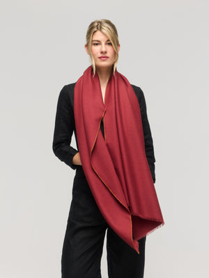 Écharpe en laine mérinos rouge brique unie – Princesse & Dragon Montréal