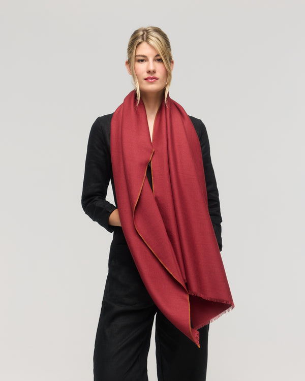 Écharpe en laine mérinos rouge brique unie – Princesse & Dragon Montréal