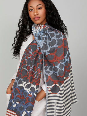 foulard-bleu-cognac-mérinos-fait-main-relief-subtil-motif-chevron-porté-avec-style
