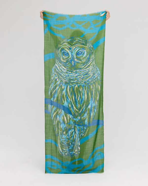 Merino scarf with a majestic owl design, in deep green and blue hues, hand-detailed for a refined and sophisticated look, made by Princesse & Dragon.