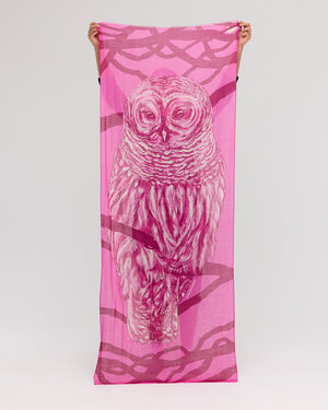 Merino scarf with a majestic owl design, in deep pink hues, hand-detailed for a refined and sophisticated look, made by Princesse & Dragon.