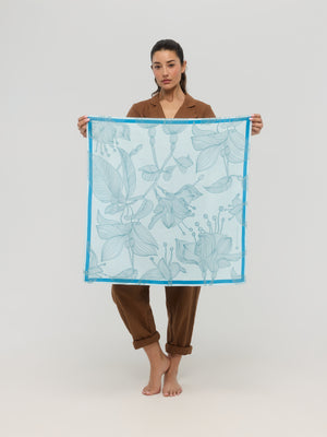Carré foulard bleu à motif floral présenté déployé, Princesse & Dragon Montréal